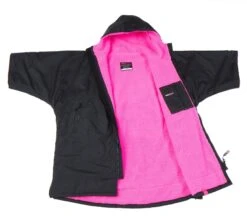 Dryrobe Advance Kids Short Sleeve BLACK PINK -World Of Camping 0000 KidsSSSBlackPink 37a12c09 00b3 4f04 9c9f 94c0a0979a23 2024x2024 1