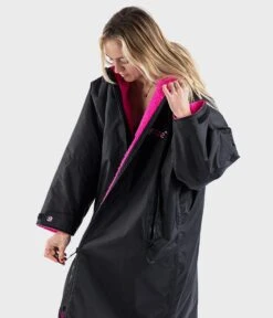Dryrobe Advance Long Sleeve BLACK PINK - RECYCLED 18 Dryrobe Advance Long Sleeve BLACK PINK - RECYCLED -World Of Camping Black Pink 4 2024x2024 9f20c94a b246 42a5 b5bf 5333a56e0fe3