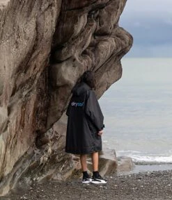 Dryrobe Advance Kids Long Sleeve BLACK BLUE - RECYCLED -World Of Camping LS Black Blue Kids 3 2024x2024 067c431d 9d12 4d4d a5e1 8c08bd7cd980