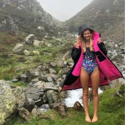 Dryrobe Advance Long Sleeve BLACK PINK - RECYCLED 17 Dryrobe Advance Long Sleeve BLACK PINK - RECYCLED -World Of Camping LS BP Rachel 2024x2024 ec8688b4 e3e0 412c b9a1 71c5f4e0083a