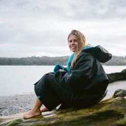 Dryrobe Advance Long Sleeve BLACK BLUE - RECYCLED 16 Dryrobe Advance Long Sleeve BLACK BLUE - RECYCLED -World Of Camping LS DA BB Katy TheraSea 27 2024x2024 d7c47d00 2cc8 4237 8677 5a6f5e71e57c