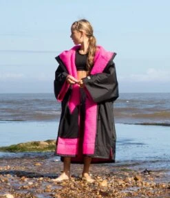 Dryrobe Advance Kids Short Sleeve BLACK PINK -World Of Camping SS Black Pink 5 2024x2024 8218aba9 5fee 4c65 a7ea 903a772c4d41