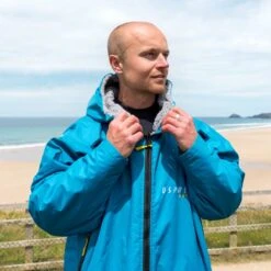 Osprey Unisex Changing Robe Teal -World Of Camping su4052 56 changing robe lifestyle 1